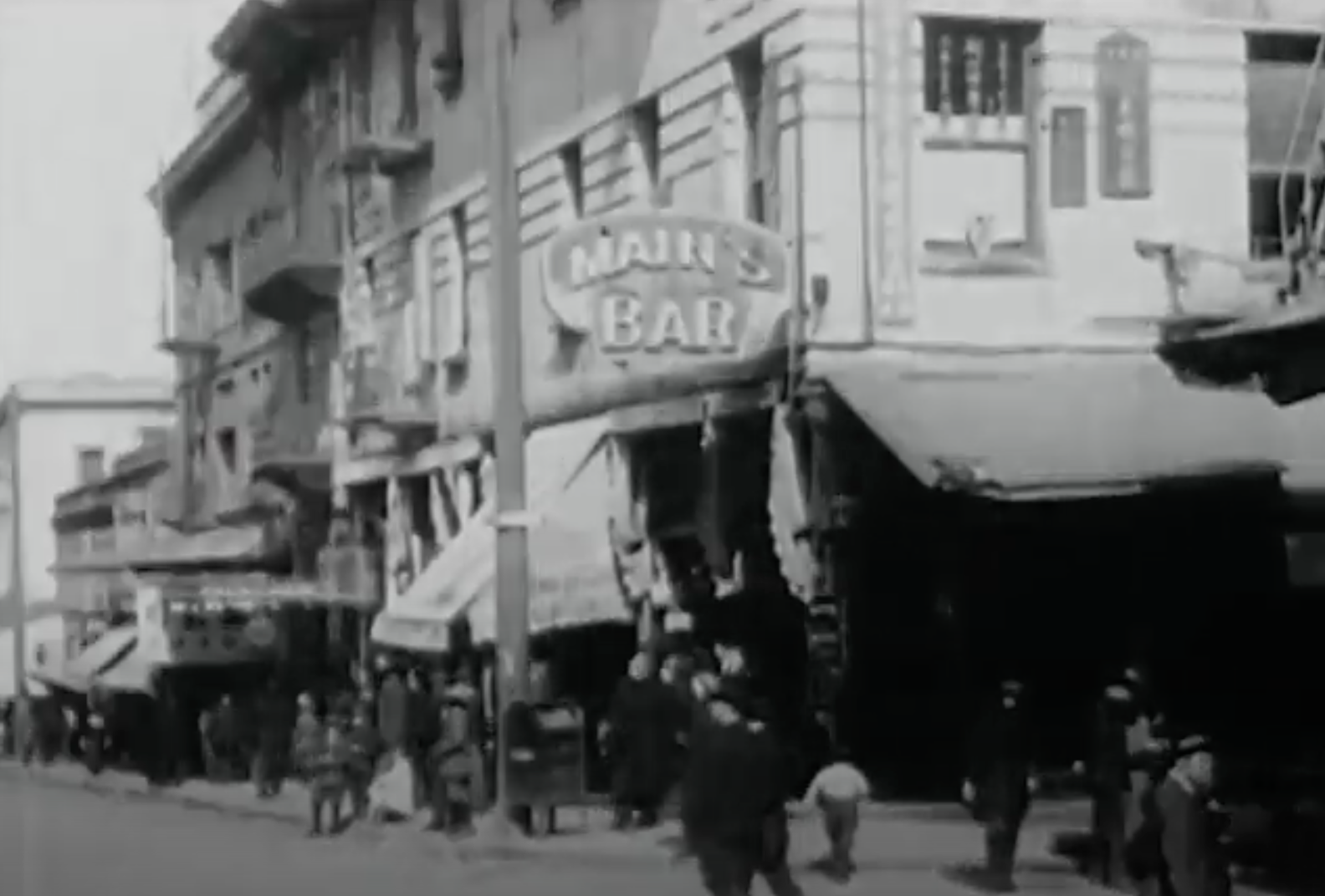 暫用的黑白唐人街街道影像參考;原影片標註年份為 1912 年